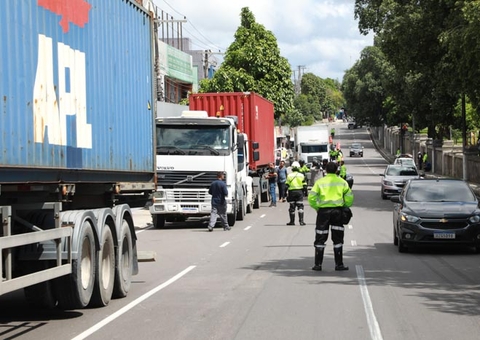 Carretas e veículos pesados são flagrados com irregularidades em Manaus