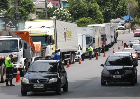 17 veículos pesados irregulares são autuados durante operação em Manaus