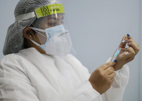 Covid: Público de 41 a 43 anos com comorbidades recebe vacina em Manaus