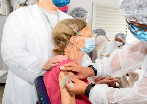 Por que idosos não estão no grupo de risco para vacinação contra dengue?