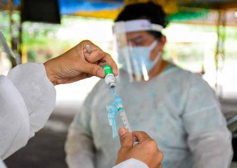 Idosos de 68 anos são vacinados contra Covid-19 nesta terça em Manaus