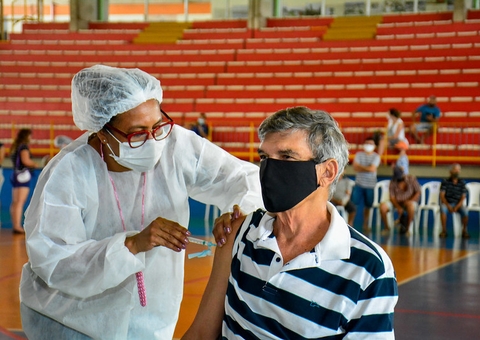 Manaus atinge marca de 100 mil doses de vacinas aplicadas contra a Covid-19