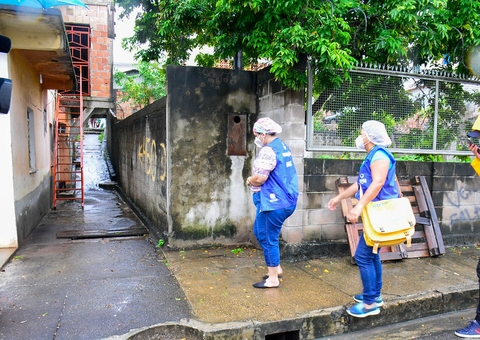 Equipes buscam idosos com mais de 70 para vacinação na Zona Leste de Manaus
