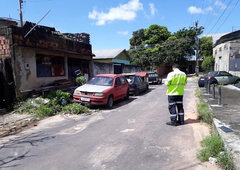 Operação retira oito carros abandonados nas ruas da zona Oeste de Manaus