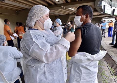 Covid-19: Coveiros começam a ser vacinados em Manaus 