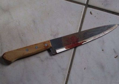 Após apanhar com varão de cortina, mulher mata marido com facada no pescoço