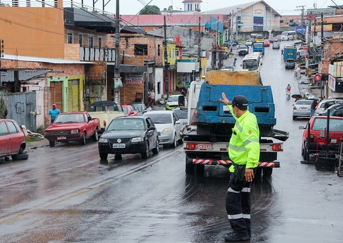 Operação Sucata: Veículos abandonados são retirados de calçadas em Manaus 
