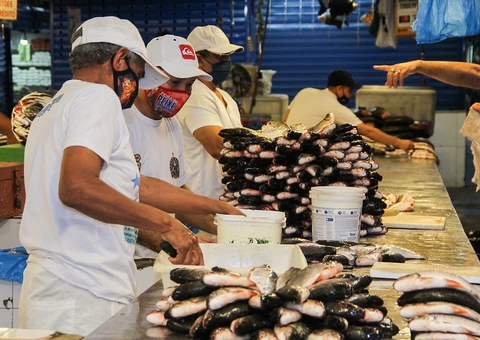Feiras e mercados municipais retomam atividades com novo horário em Manaus 