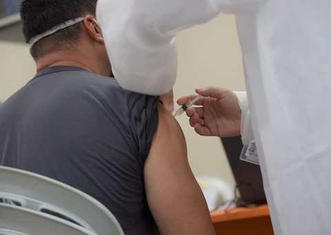 Terceirizados da Semed entram para grupo de vacinação em Manaus