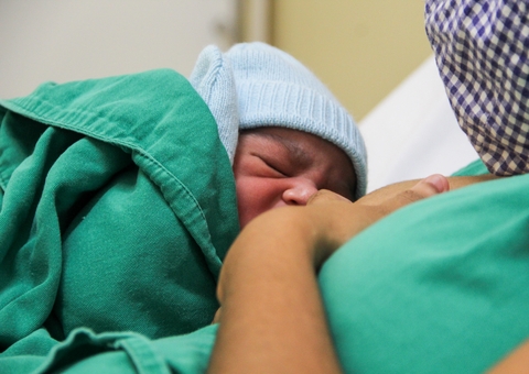 Com estoque crítico de leite materno, maternidade de Manaus pede doações