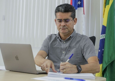 David Almeida assina lei para criação de 3 mil vagas na Semed