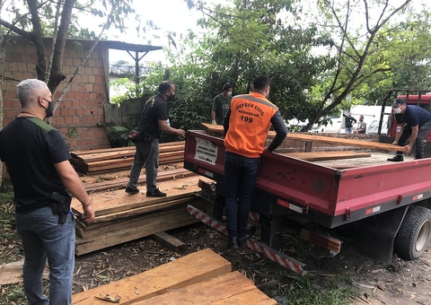 Madeira ilegal apreendida será utilizada em obras contra cheia em Manaus