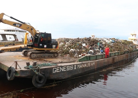 Mais de 500 toneladas de lixo são retiradas de igarapés de Manaus