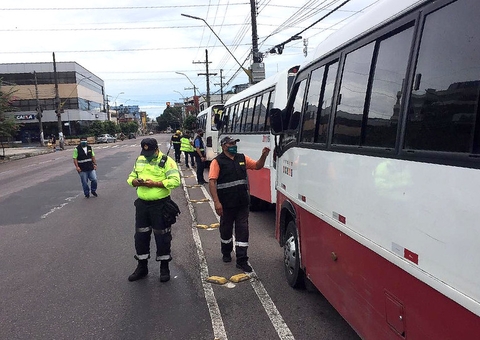 Com pneus carecas e sem autorização, micro-ônibus são apreendidos em Manaus
