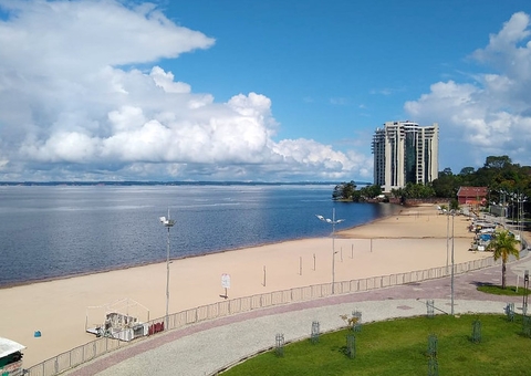 Prefeitura estuda liberar a praia da Ponta Negra para banhistas aos sábados