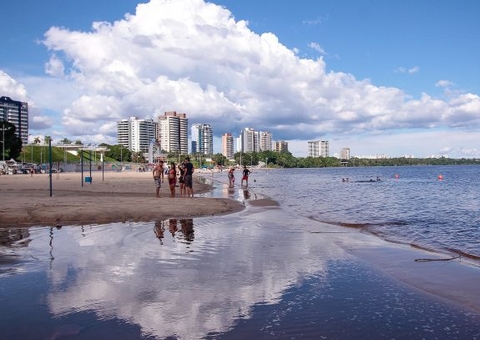 Postes de iluminação são retirados da Ponta Negra devido subida do Rio Negro