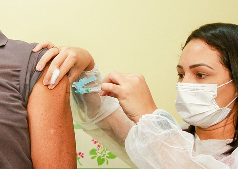 Covid: Amazonas anuncia vacina para 12 a 17 anos e 2ª dose para trabalhadores da Educação