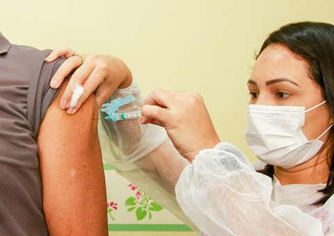 Amazonas recebe dois lotes com 93.890 doses de vacina contra Covid-19