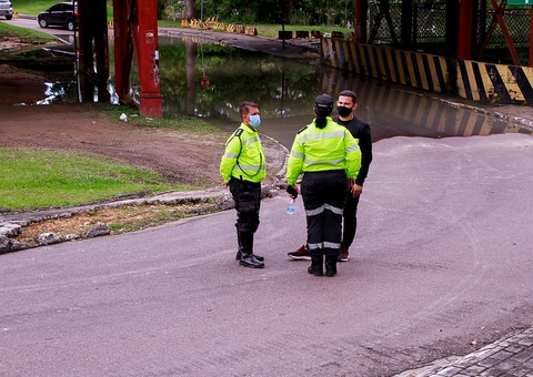 Alça inferior da Ponte dos Bilhares é interditada devido à cheia em Manaus