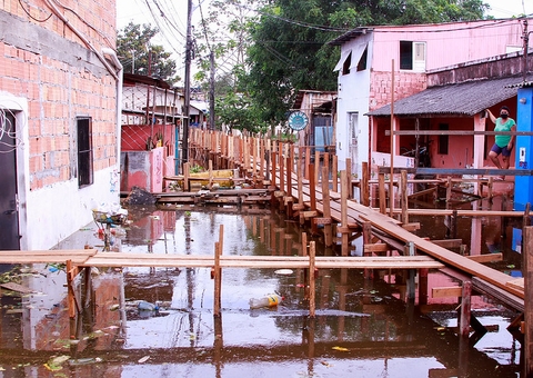Construção de pontes no São Jorge por conta da cheia é concluída em Manaus