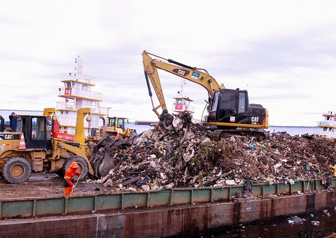 Cerca de 600 toneladas de lixo são retiradas do rio Negro