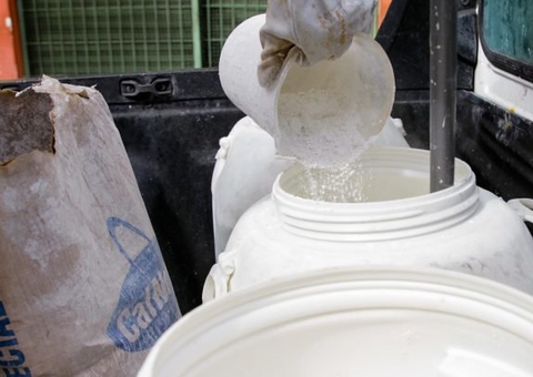 Cal é jogado em área alagada no Centro de Manaus devido à cheia do rio Negro