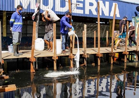 Produto químico é aplicado em áreas alagadas do Centro de Manaus
