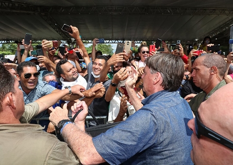 Bolsonaro é multado por não usar máscara e provocar aglomeração no Maranhão