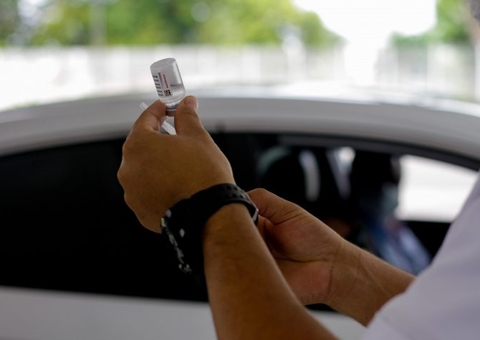 Após onda de ataques, vacinação contra covid é retomada em Manaus