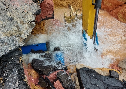 Rompimento de adutora causa afundamento na Torquato Tapajós