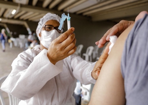 Vacinação contra Covid será suspensa neste sábado e retorna na segunda em Manaus