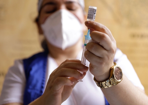 Assistentes sociais e garis serão vacinados contra a covid-19 nesta quinta