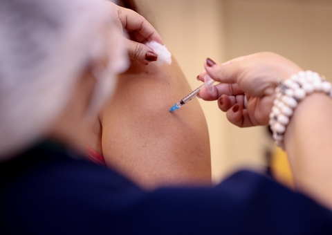 Dados apontam eficácia da vacina Pfizer a longo prazo em adolescentes 