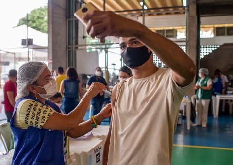 Mutirão tem postos até meia noite para vacinar 60 mil pessoas acima de 18 anos no Amazonas