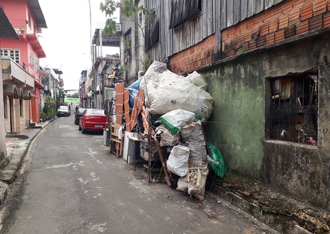 Mais de 40 comércios de sucata são notificados por obstrução de calçadas 
