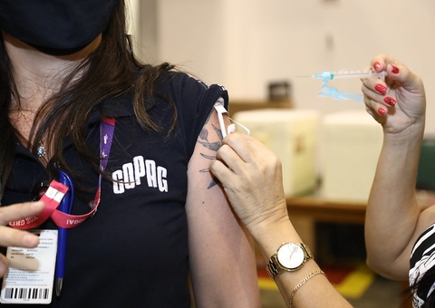 Cerca de 26 mil doses de vacina vencida da Astrazeneca foram aplicadas no Brasil