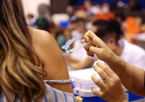 Covid: vacinação de 1ª dose é suspensa até quarta em Manaus