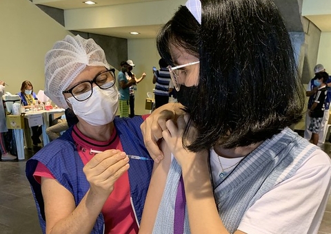 Manaus começa a aplicar dose de reforço contra a Covid em jovens de 12 a 17 anos nesta terça