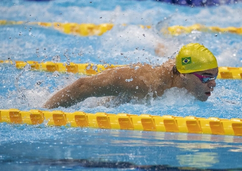 Gabriel Bandeira bate recorde paralímpico e avança nas eliminatórias da natação