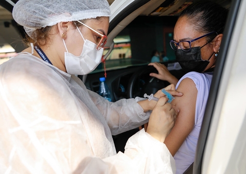 Mais de 40 mil foram vacinados contra a Covid em 7 horas de mutirão em Manaus