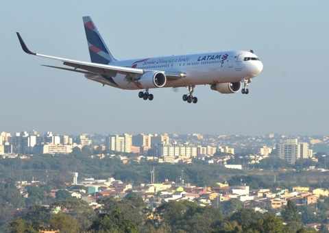 Passageiro é retirado de avião após ser flagrado fumando durante voo