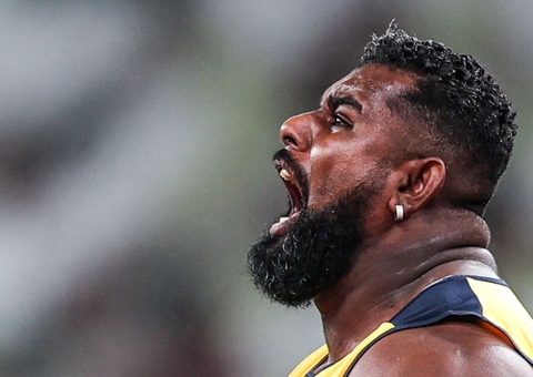 Thiago Paulino protesta no pódio após ter medalha de ouro anulada