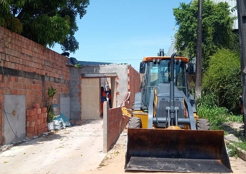 Oficina construída em via pública é demolida em Manaus