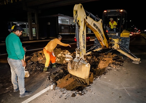 Trecho de pista cede e obra emergencial é realizada na avenida Constantino Nery, em Manaus
