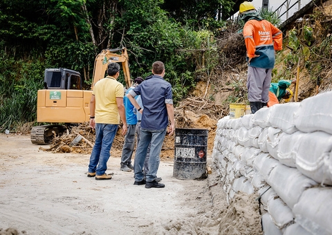 Obra é realizada onde ocorreu erosão acentuada em avenida de Manaus