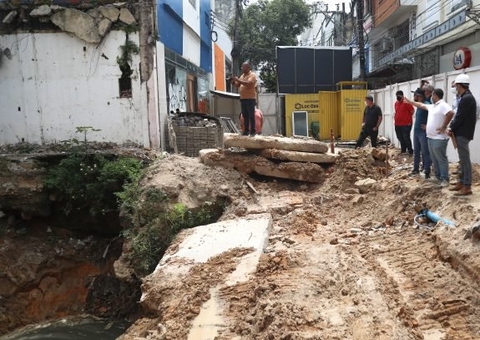 Cratera no Centro de Manaus passa por obra emergencial nesta segunda