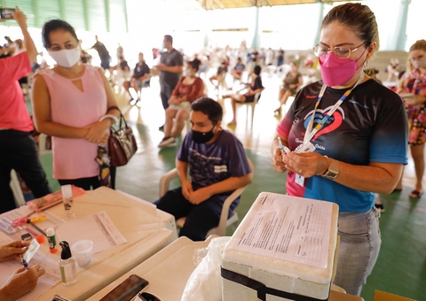 Campanha de vacinação contra a covid-19 é retomada em postos de Manaus