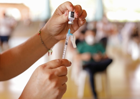 Medicamento da AstraZeneca reduz mortes e casos graves de covid-19 