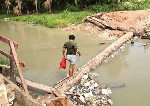 Prefeitura constrói ponte destruída por caçamba que tombou em Manaus