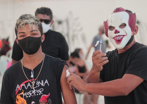 Vacinas ou travessuras? Halloween vira tema em posto de vacinação contra a covid em Manaus
